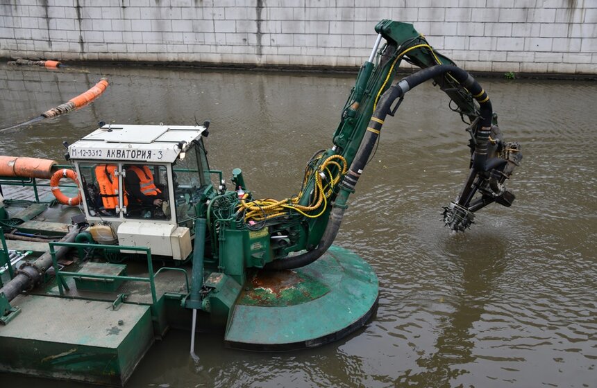 Специалисты ГУП "Мосводосток" провели работы по очистке реки Яуза от иловых отложений. Сотрудники предприятия выполнили работу с помощью установки Watermaster Classic III, которая всасывает грунт режущим землесосом<br />https://www.m24.ru/galleries/gorod/03112020/8903