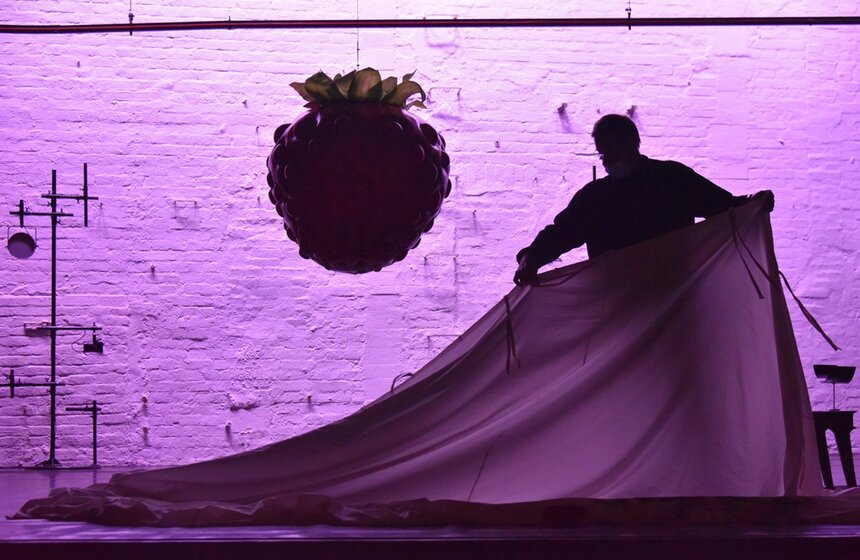 Команда петербургских художников представила в Московском театре на Таганке новую версию знаменитой пьесы Шекспира "Отелло". Режиссер Андрей Гончаров в постановке решил полностью отказаться от темы расового конфликта, а роль Яго исполнит женщина<br />https://www.m24.ru/galleries/kultura/23112020/8937