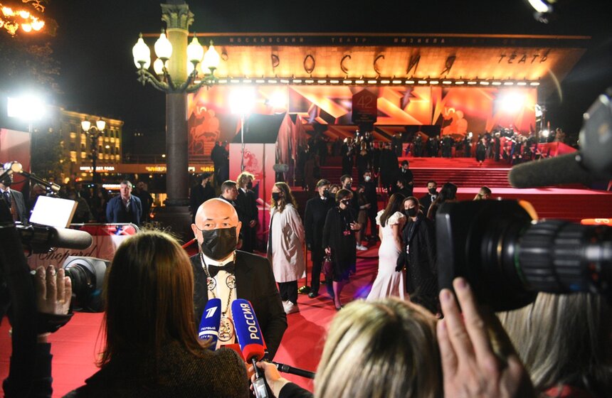 42 Московский международный кинофестиваль прошел в столице. Он должен был состояться еще в конце апреля, но из-за коронавируса мероприятие пришлось перенести на осень. Красная дорожка прошла без Никиты Михалкова<br />https://www.m24.ru/galleries/kultura/02102020/8840