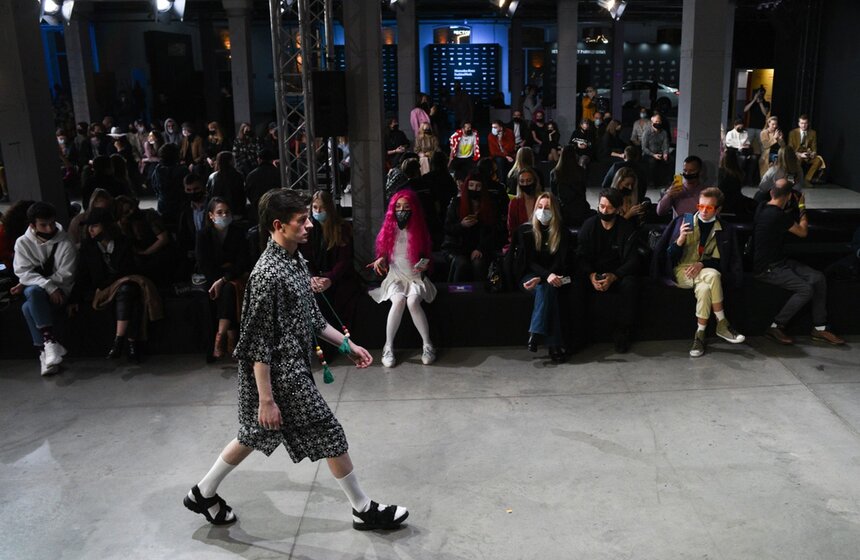 Неделя моды Mercedes-Benz Fashion Week Russia прошла одновременно на 8 площадках в Москве. Около 60 дизайнеров и домов моды представили свои новые коллекции. Показы новых коллекций были доступны для зрителей по всему миру на различных онлайн-платформах<br />https://www.m24.ru/galleries/kultura/26102020/8882