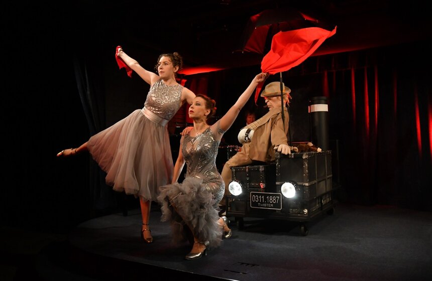 Пресс-показ спектакля "Мистер Twister" прошел на сцене арт-кафе Вахтанговского театра. Зрители услышали популярные мелодии 30-х годов XX века и рассказ Самуила Маршака о злоключениях одного надменного богача<br />https://www.m24.ru/galleries/kultura/01102020/8836