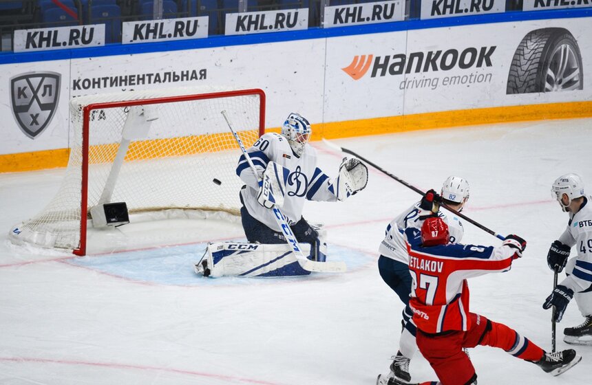 ЦСКА в матче регулярного чемпионата Континентальной хоккейной лиги обыграл московское "Динамо". Дерби завершилось со счетом 2:0. Для подопечных Игоря Никитина эта победа стала шестой кряду<br />https://www.m24.ru/galleries/sport/07102020/8848