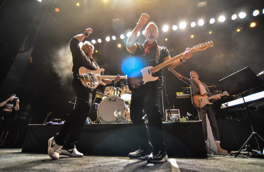 В Москве в клубе "ГЛАВCLUB GREEN CONCERT" состоялся концерт бит-квартета "Секрет", основанного в 1983 году в Ленинграде. Группа знаменита своими хитами "Привет", "Алиса", "Моя любовь на пятом этаже", "Ленинградское время"<br />https://www.m24.ru/galleries/kultura/10102020/8856