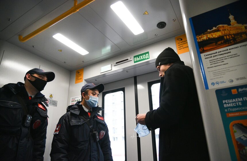 В Москве с 19 октября усилили контроль за соблюдением перчаточно-масочного режима в общественном транспорте. Полицейские и представители госучреждения "Организатор перевозок" провели рейд на МЦД<br />https://www.m24.ru/galleries/transport/22102020/8876