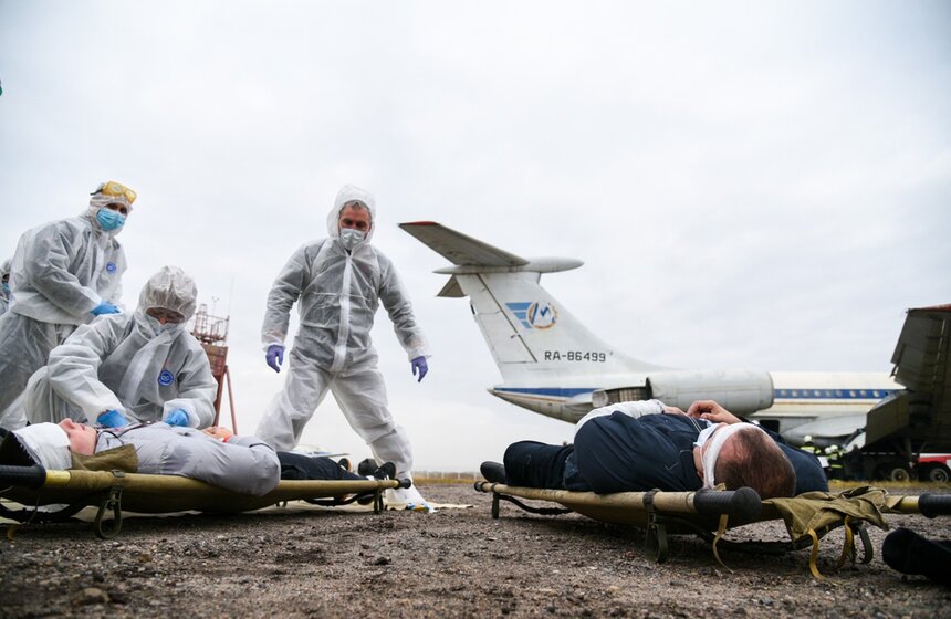Московский аэропорт Домодедово провел плановые комплексные учения государственных и аэропортовых служб по отработке действий в чрезвычайных ситуациях. В этом году специалисты дополнительно показали порядок оказания медицинской помощи пострадавшим при ЧС в условиях пандемии коронавируса<br />https://www.m24.ru/galleries/bezopasnost/14102020/8861