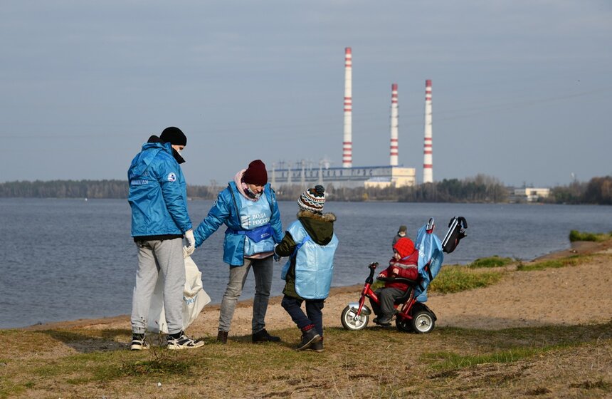 В рамках эковолонтерских акций "Вода России" прошла уборка берегов реки Волги от накопившегося мусора в городе Конаково в Тверской области. Присоединиться к акции могли все желающие <br />https://www.m24.ru/galleries/ehkologiya/29102020/8890