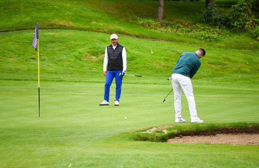 В столице прошел турнир по гольфу на Кубок мэра Москвы. На старейшем российском поле – в Московском городском гольф-клубе – участники играли по одному раунду 18 лунок в формате стейблфорд с учетом гандикапа<br />https://www.m24.ru/galleries/sport/15092020/8806