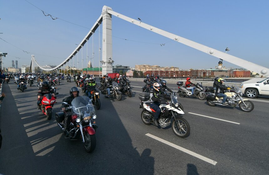 Закрытие мотосезона состоялось в столице. Днем Московский осенний мотопарад стартовал на проспекте Академика Сахарова. После заезда участников ждал мотофестиваль в Парке Горького<br />https://www.m24.ru/galleries/obshchestvo/26092020/8832