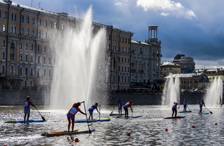 На Болотной набережной прошел первый фестиваль водных видов спорта "Московская акватория". На время фестиваля была закрыта акватория водоотводного канала, и любой желающий мог сплавать на сап-борде до памятника Петру Первому и обратно<br />https://www.m24.ru/galleries/sport/20092020/8821