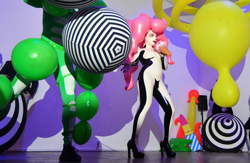 Московский музей современного искусства  представил персональную выставку Саши Фроловой Fontes Amoris. Через скульптуры и костюмы художница доносит до зрителя ключевые для ее творчества мотивы духовного пробуждения и любви<br />https://www.m24.ru/galleries/kultura/15092020/8805