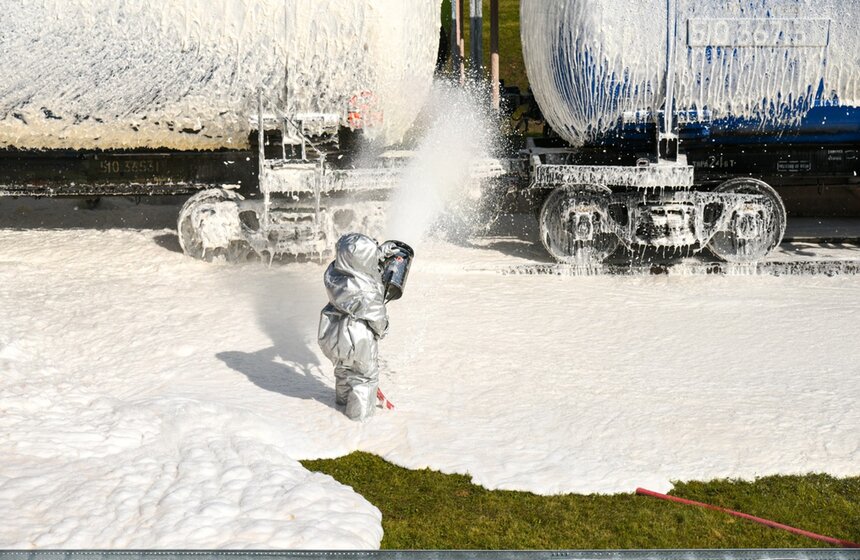 Учения по отработке действий в результате разлива авиатоплива состоялись в аэропорту Домодедово. Специальные службы отработали совместную организацию тушения возгорания пеной, а также охлаждения объектов инфраструктуры ТЗК водой для предотвращения распространения огня<br />https://www.m24.ru/galleries/bezopasnost/25092020/8828