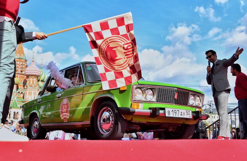 Гонка "ГУМ-Авторалли" прошла в Москве. По улицам города проехались эксклюзивные автомобили эпохи СССР. На маршрут по живописным местам столицы отправились сразу 100 классических "Жигулей" первых трех моделей 70-х годов выпуска<br />https://www.m24.ru/galleries/transport/14092020/8801