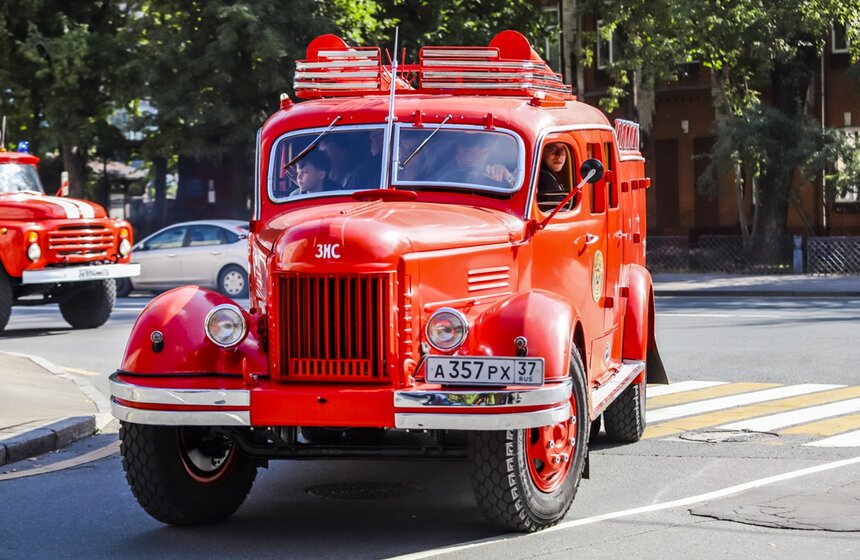 В Даниловском районе прошел "Огненный автопробег" раритетных пожарных машин, приуроченный к 30-летию МЧС. Впервые для зрителей был продемонстрирован восстановленный пожарный автомобиль послевоенного года выпуска.<br />https://www.m24.ru/galleries/gorod/17092020/8813