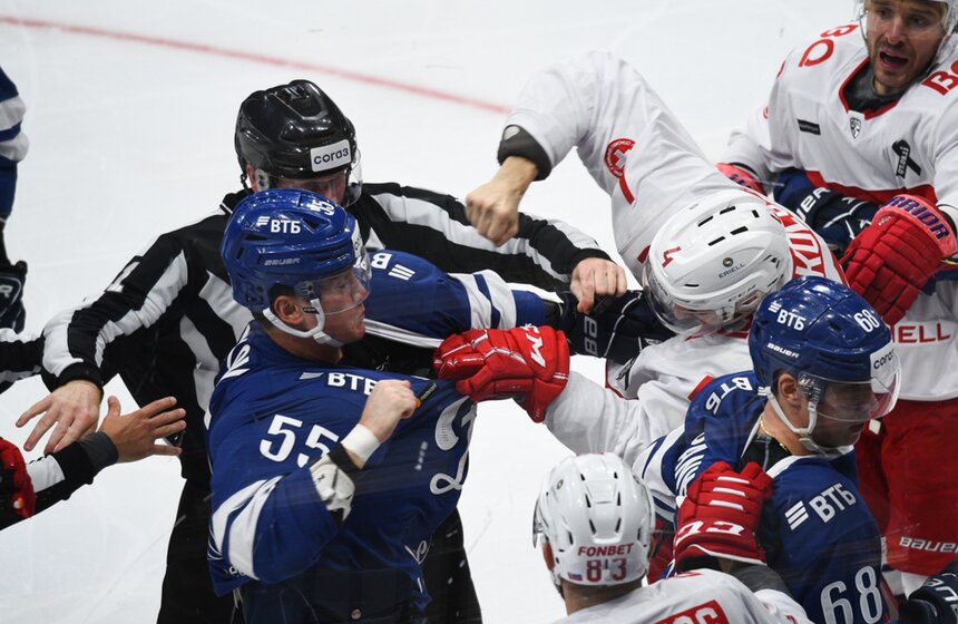 Московский "Спартак" в матче регулярного чемпионата Континентальной хоккейной лиги обыграл столичное "Динамо". Поединок, прошедший на "ВТБ-Арене", завершился со счетом 3:1 в пользу красно-белых. Эта победа стала для спартаковцев первой в нынешнем розыгрыше КХЛ<br />https://www.m24.ru/galleries/sport/08092020/8789