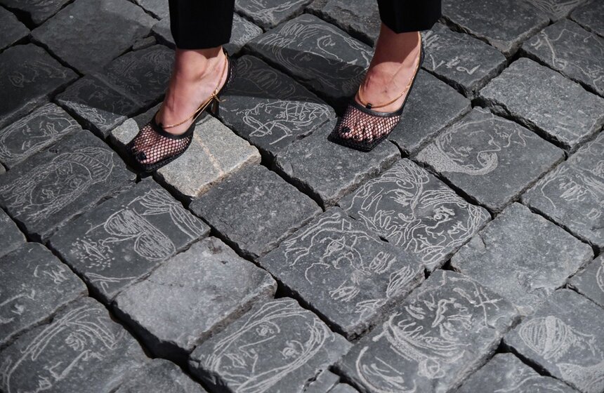 Московский музей современного искусства и Музей Вадима Сидура представили проект 0331с "По головам". Уличный художник 0331с делал быстрые портретные наброски горожан. В попытке увековечить память о них он обращается к предметам городской повседневности – камням брусчатки<br />https://www.m24.ru/galleries/kultura/04092020/8778