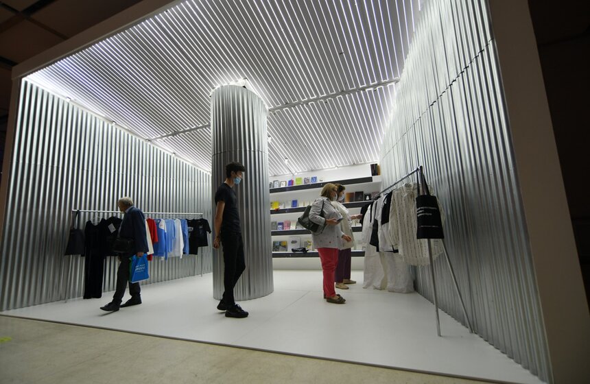 В Центральном выставочном зале "Манеж" открылась 33-я Московская международная книжная ярмарка. Также она будет параллельно проходить в онлайн-формате. В ее программу входят книжные презентации, авторские чтения, дискуссии и круглые столы<br />https://www.m24.ru/galleries/gorod/03092020/8775