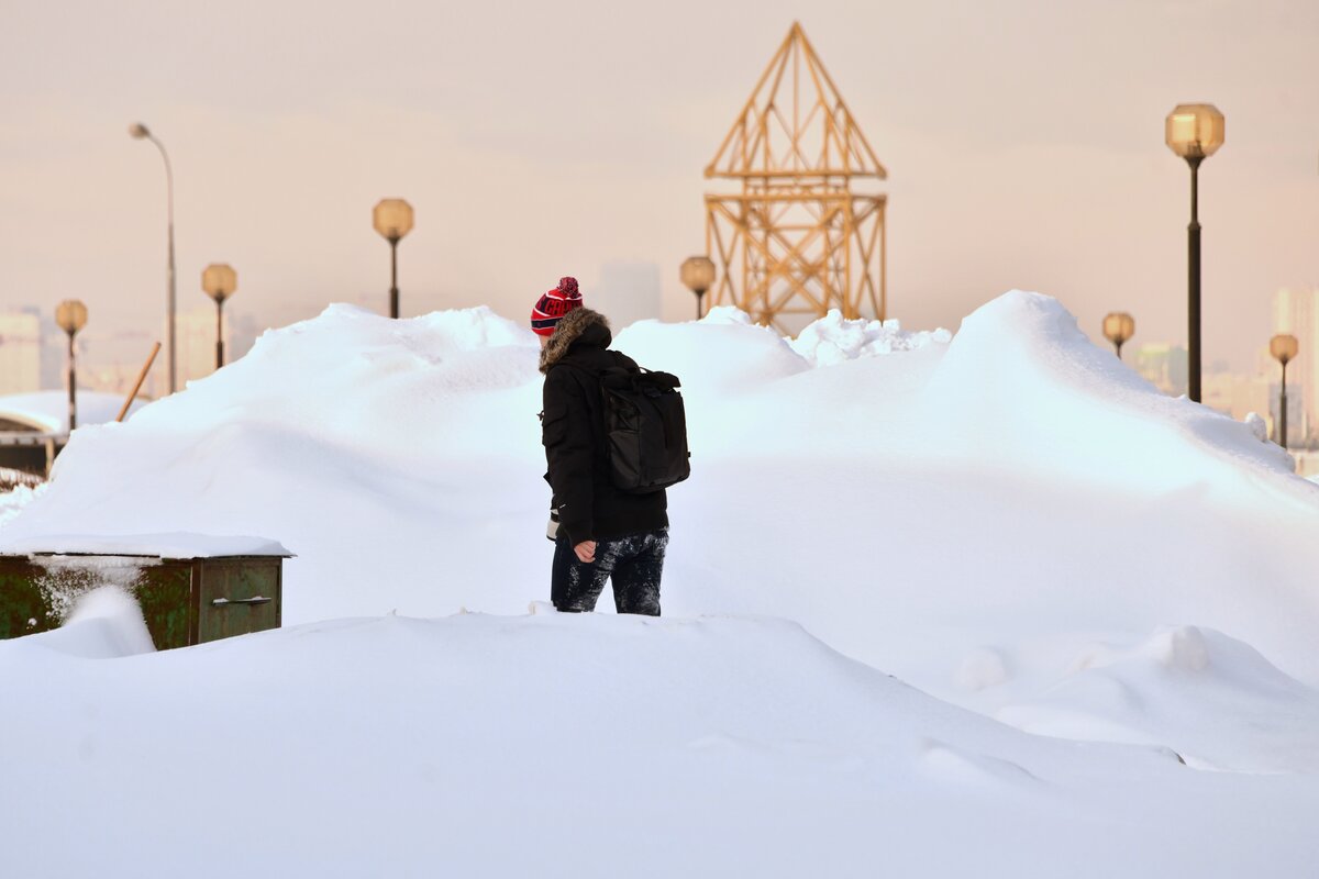 19 декабря сколько было снега. Сугробы в Москве. Огромные сугробы в Москве. Рекордные сугробы выросли в Москве. 35 См снега.