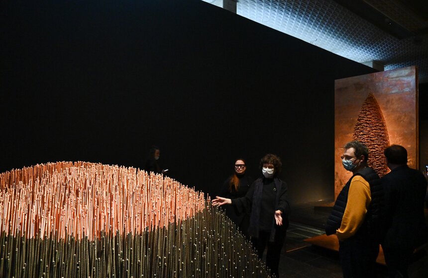 Выставка Аллы Урбан "Из железа в каплю света" открылась в Новой Третьяковке 5 фото