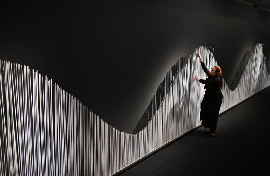 Выставка Аллы Урбан "Из железа в каплю света" открылась в Новой Третьяковке 2 фото