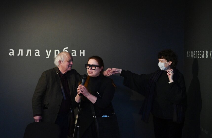 Выставка Аллы Урбан "Из железа в каплю света" открылась в Новой Третьяковке 1 фото