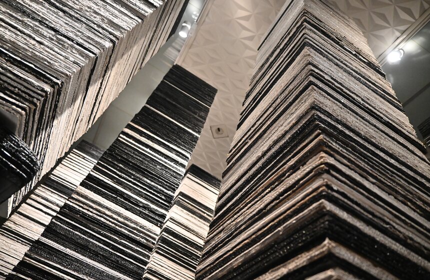 Выставка Аллы Урбан "Из железа в каплю света" открылась в Новой Третьяковке 3 фото