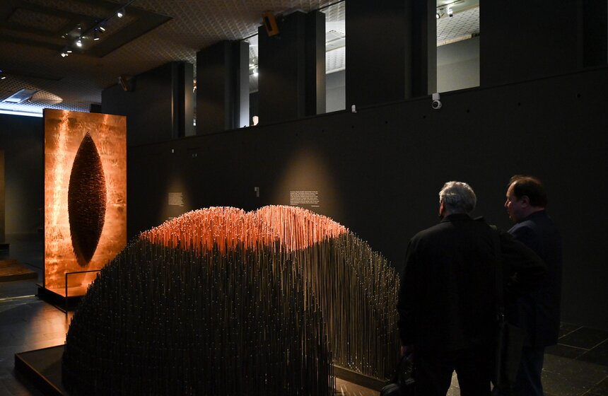 Выставка Аллы Урбан "Из железа в каплю света" открылась в Новой Третьяковке 6 фото