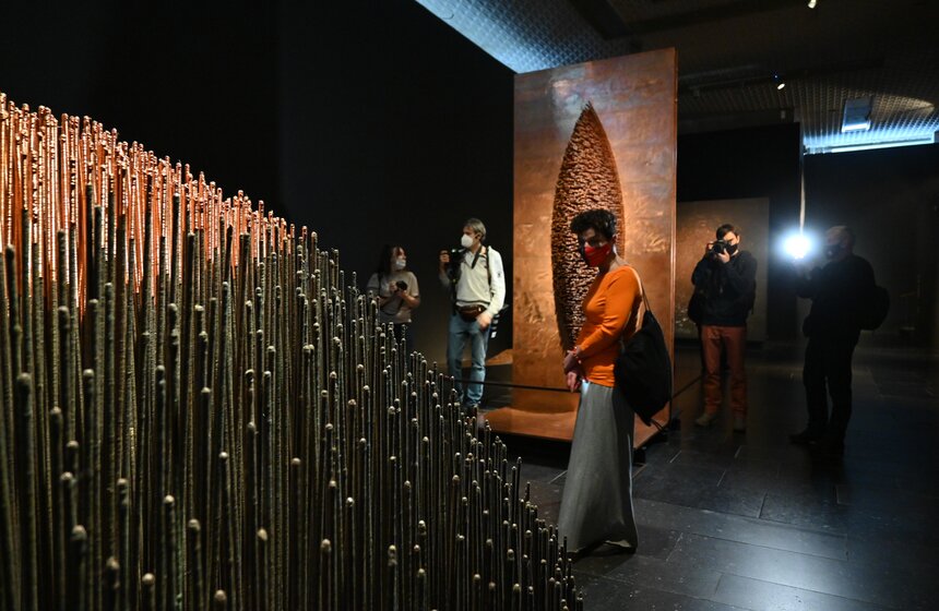 Выставка Аллы Урбан "Из железа в каплю света" открылась в Новой Третьяковке 17 фото