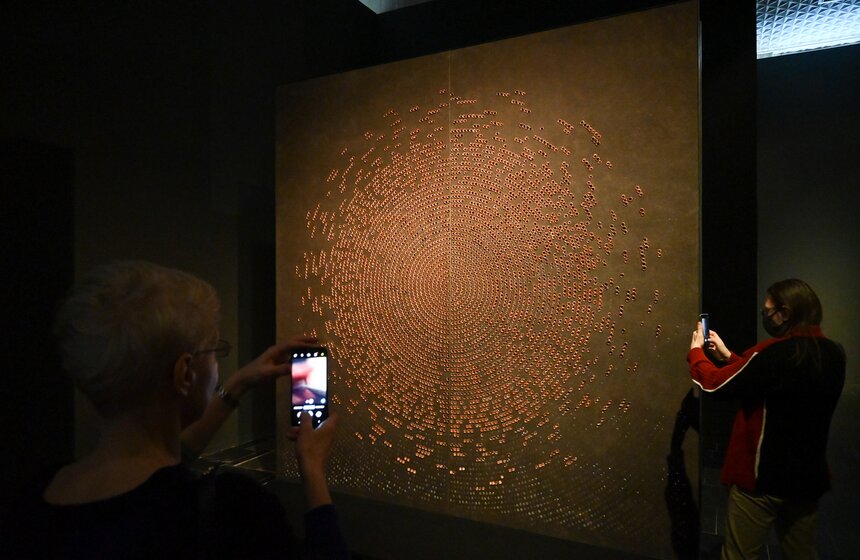 Выставка Аллы Урбан "Из железа в каплю света" открылась в Новой Третьяковке 8 фото