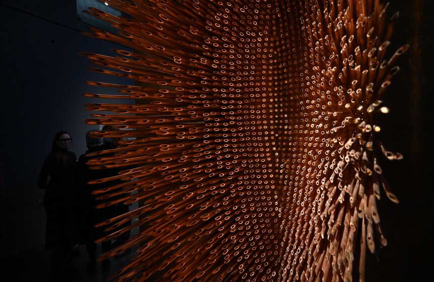 Выставка Аллы Урбан "Из железа в каплю света" открылась в Новой Третьяковке 7 фото