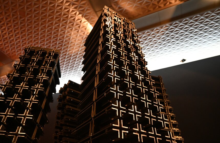 Выставка Аллы Урбан "Из железа в каплю света" открылась в Новой Третьяковке 10 фото