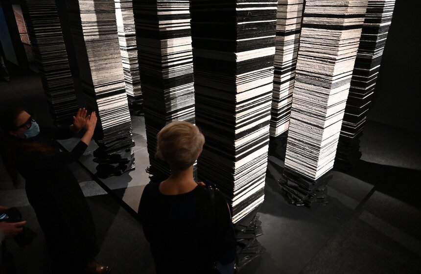 Выставка Аллы Урбан "Из железа в каплю света" открылась в Новой Третьяковке 4 фото