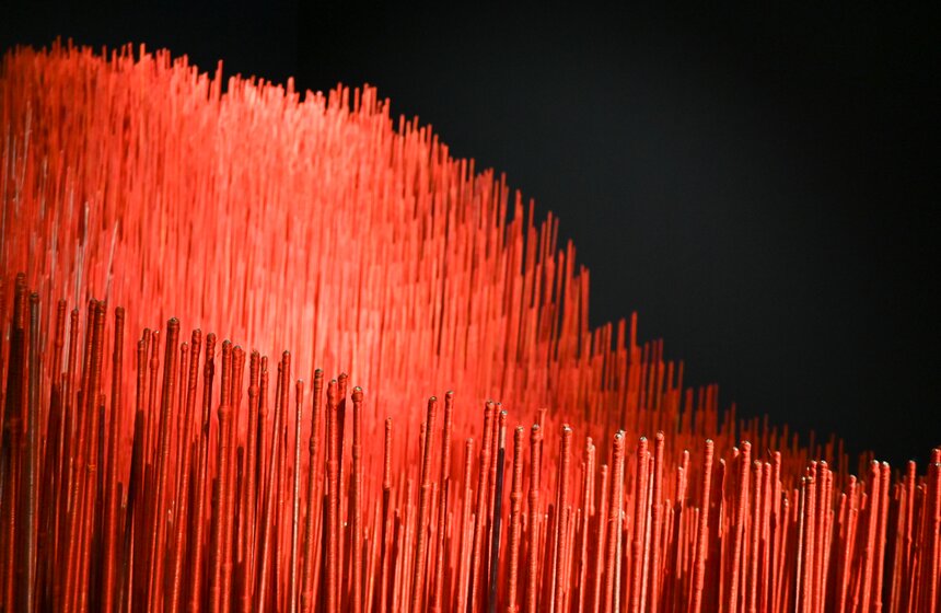 Выставка Аллы Урбан "Из железа в каплю света" открылась в Новой Третьяковке 15 фото