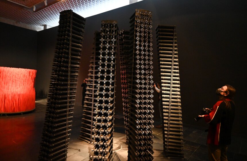 Выставка Аллы Урбан "Из железа в каплю света" открылась в Новой Третьяковке 9 фото