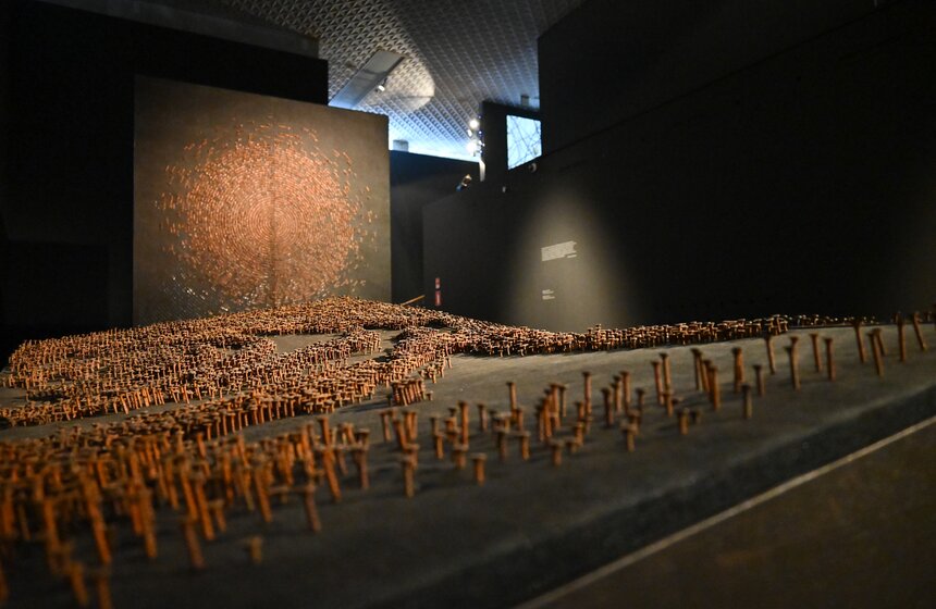 Выставка Аллы Урбан "Из железа в каплю света" открылась в Новой Третьяковке 16 фото