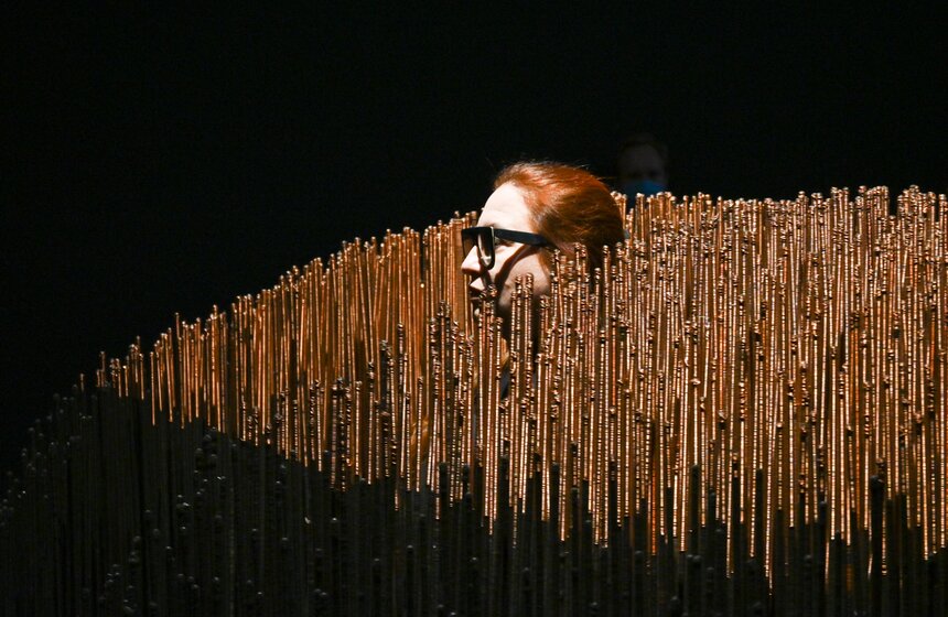 Выставка Аллы Урбан "Из железа в каплю света" открылась в Новой Третьяковке 12 фото