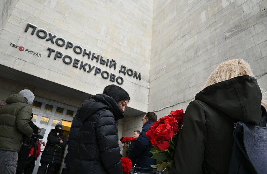 На Троекуровском кладбище простились с Александром Шаляпиным 3 фото