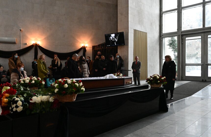 На Троекуровском кладбище простились с Александром Шаляпиным 17 фото