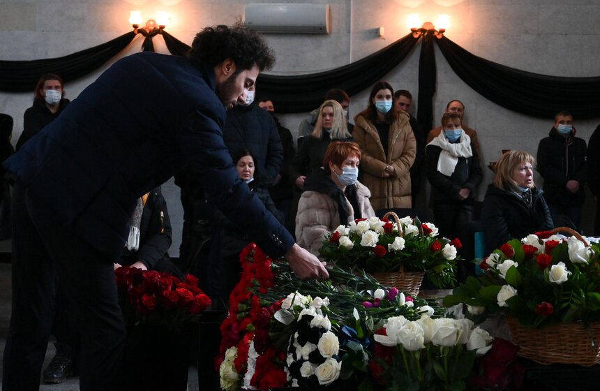 На Троекуровском кладбище простились с Александром Шаляпиным 10 фото