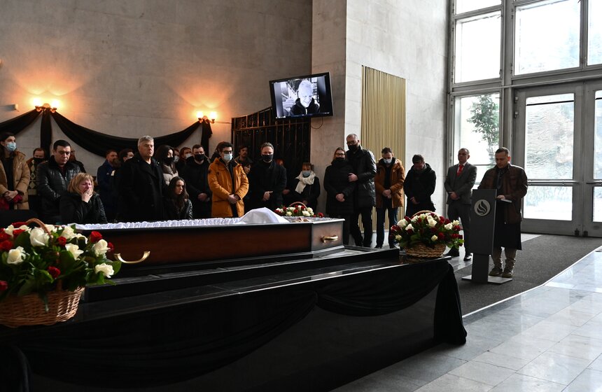 На Троекуровском кладбище простились с Александром Шаляпиным 7 фото