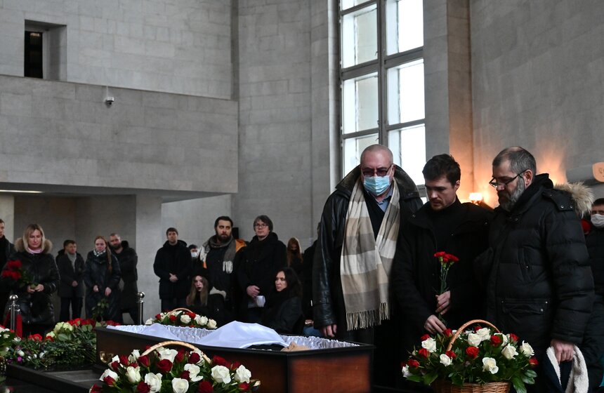 На Троекуровском кладбище простились с Александром Шаляпиным 12 фото