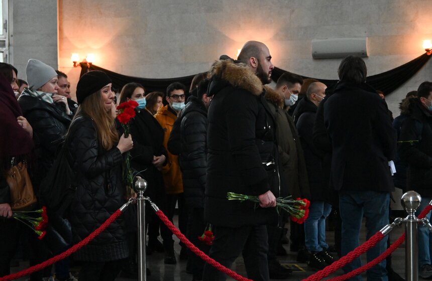 На Троекуровском кладбище простились с Александром Шаляпиным 9 фото