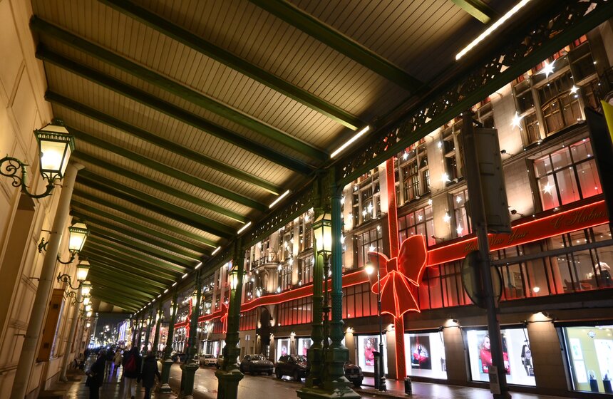 Улицы Москвы украсили к Новому году 21 фото