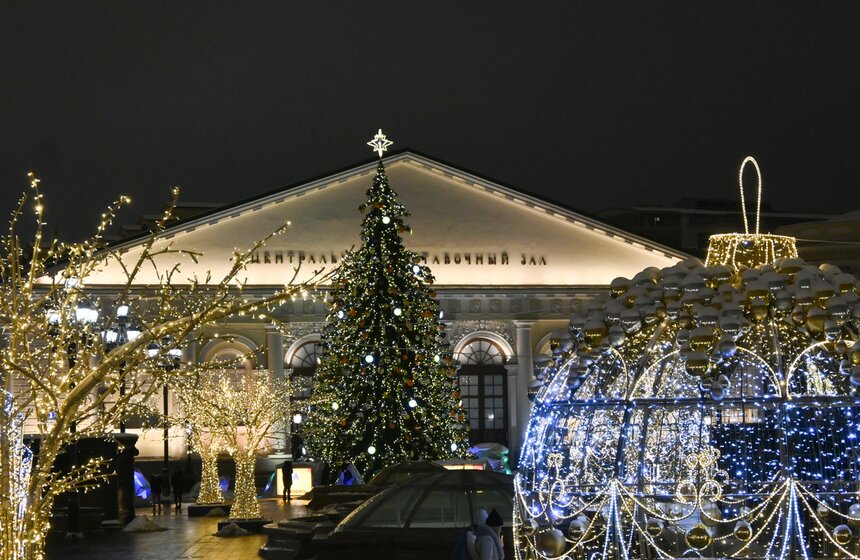 Улицы Москвы украсили к Новому году 15 фото