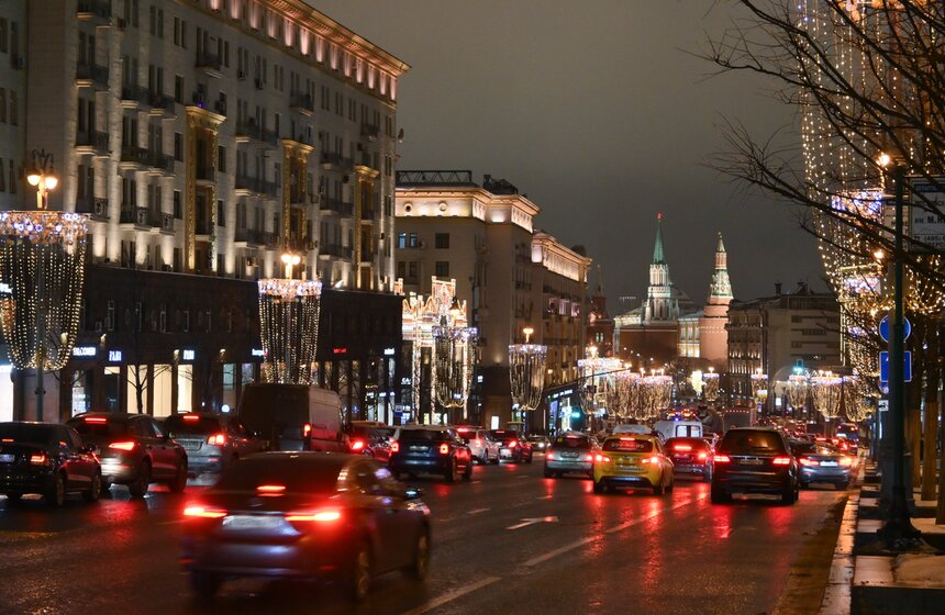 Улицы Москвы украсили к Новому году 9 фото