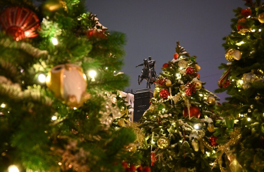 Улицы Москвы украсили к Новому году 8 фото