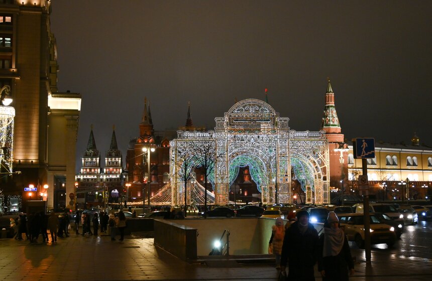Улицы Москвы украсили к Новому году 11 фото