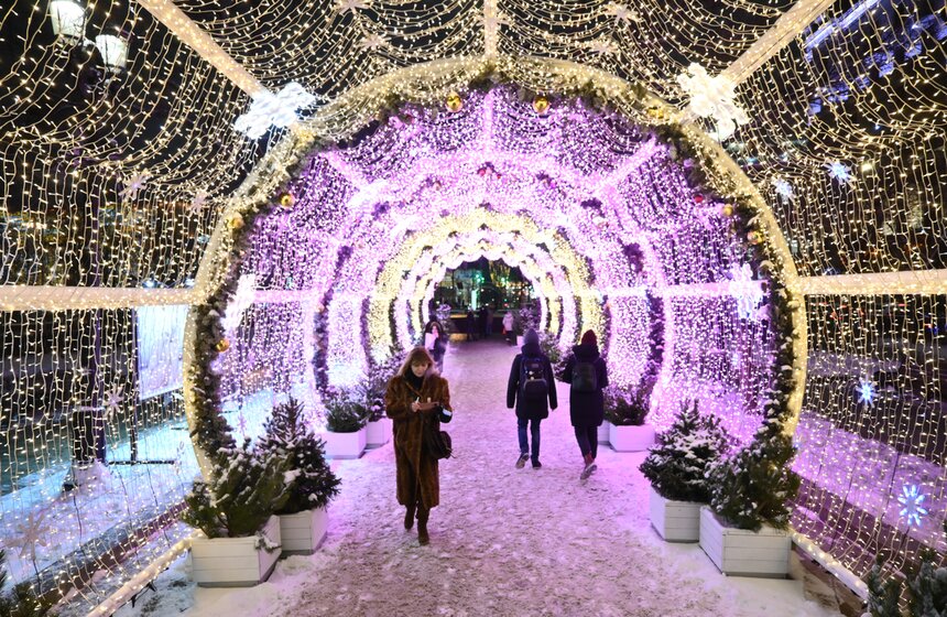 Улицы Москвы украсили к Новому году 4 фото