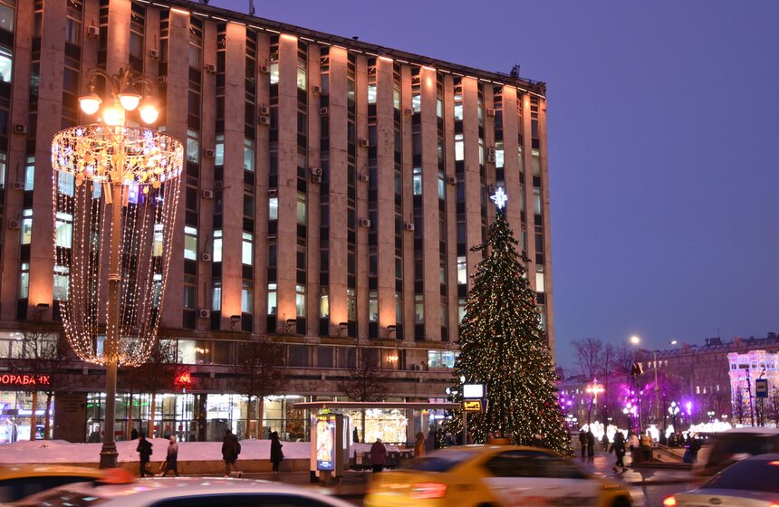 Улицы Москвы украсили к Новому году 5 фото