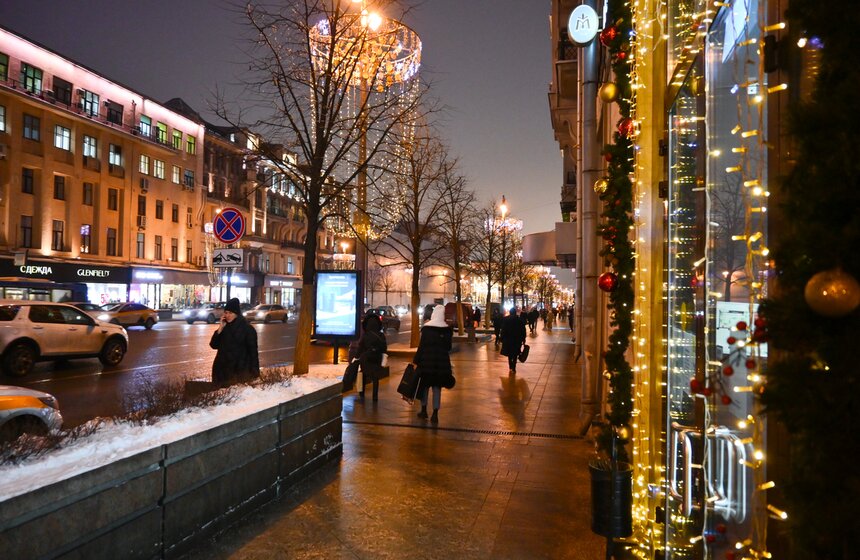 Улицы Москвы украсили к Новому году 6 фото