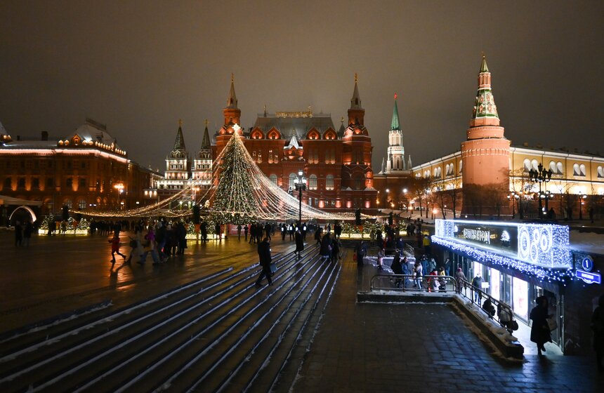 Улицы Москвы украсили к Новому году 17 фото